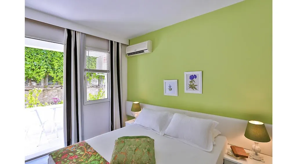 Palas Ilica Çeşme 2*,